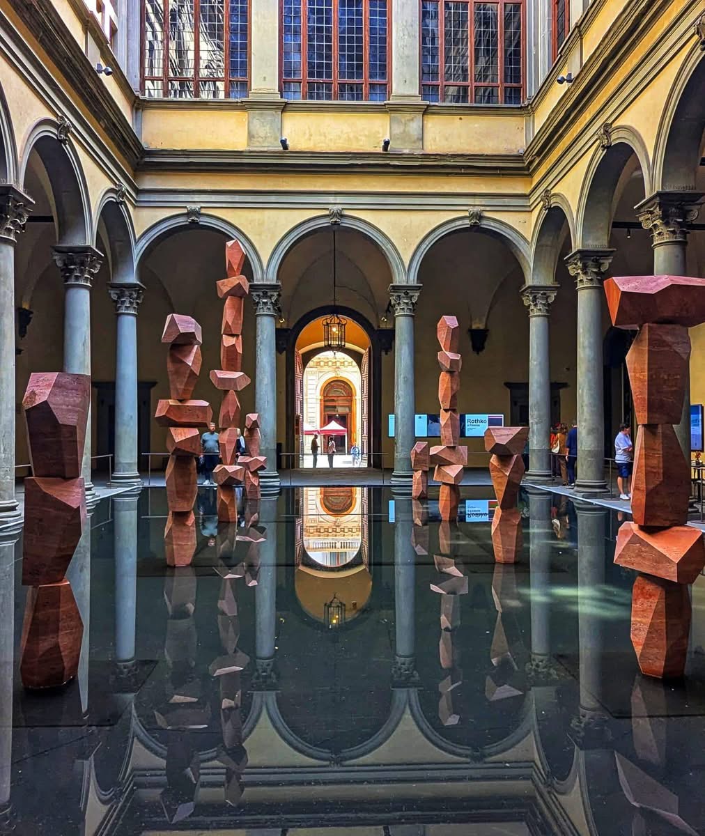 Nel cortile di Palazzo Strozzi, il mare invisibile di SUPERFLEX